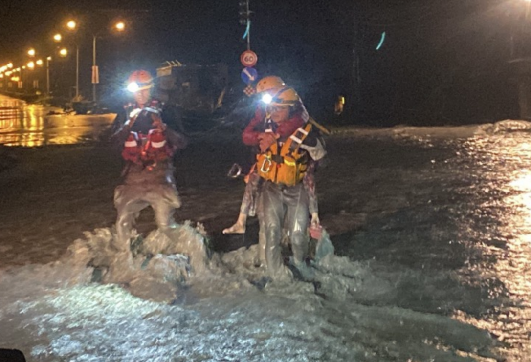 向救難人員致敬 ! 馬太鞍溪橋遭沖毀災情告急「台東縣府救災團隊」跨縣市馳援